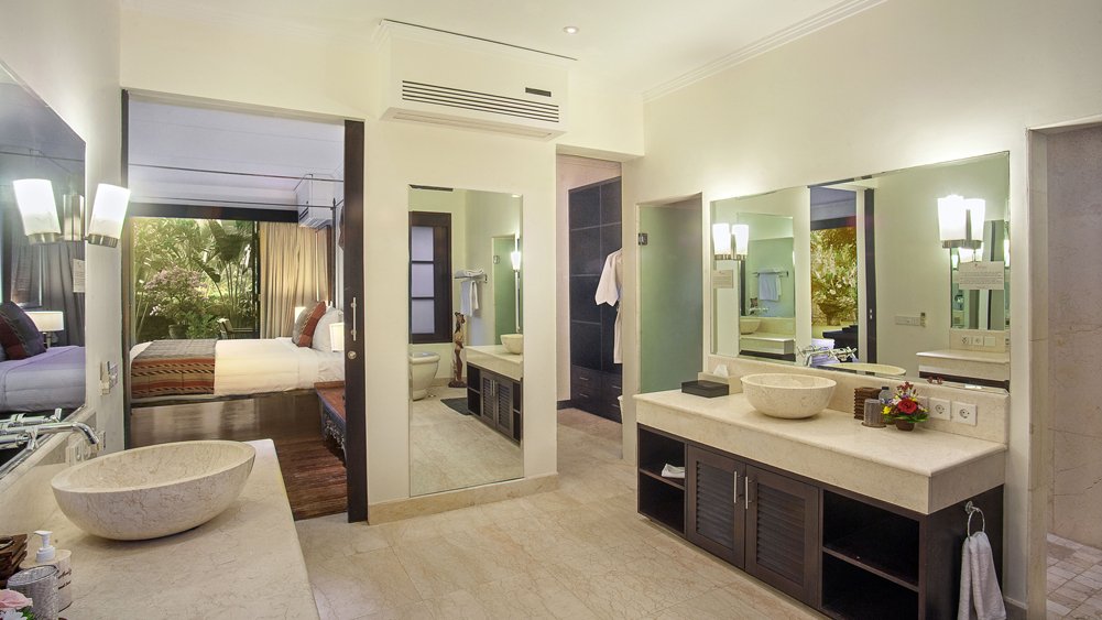 6. Villa Avalon Main House - Downstairs master bedroom ensuite